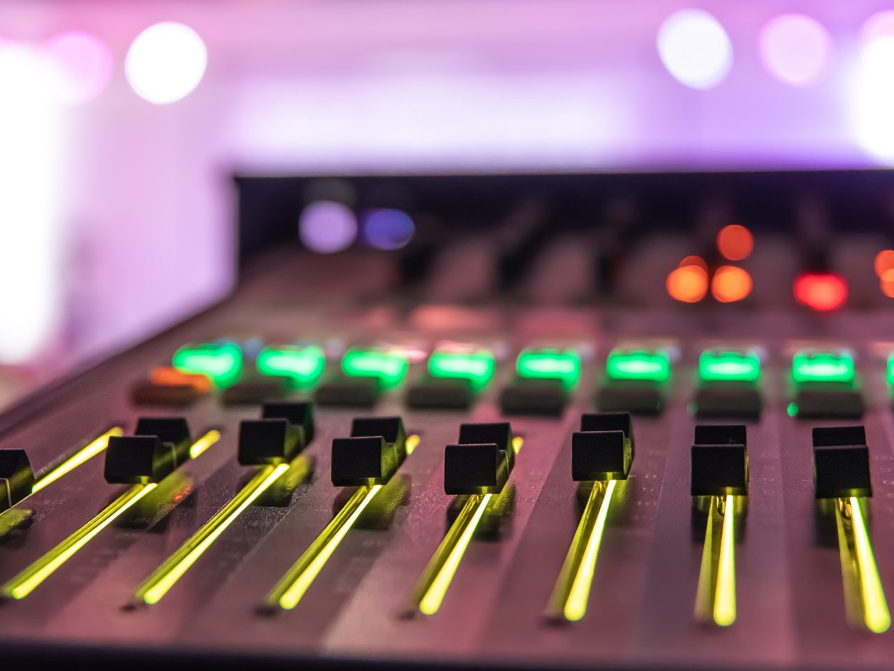 Mixing desk and audio equipment