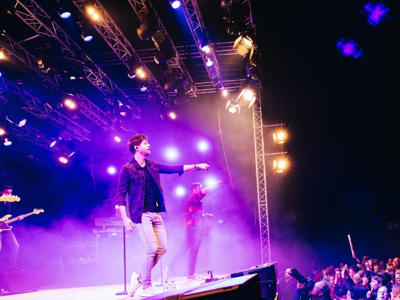 Stage lighting fixtures